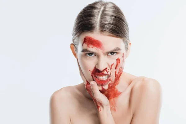 Femme nue adulte en colère avec du sang sur la peau isolé sur blanc, concept de violence domestique — Photo de stock