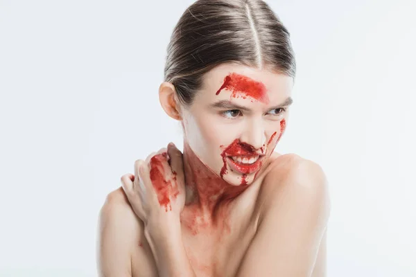 Агресивна гола доросла жінка з кров'ю на шкірі ізольована на білому, концепція домашнього насильства — стокове фото