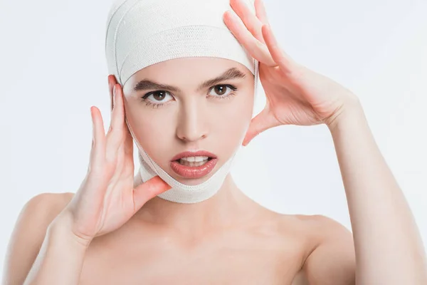 Primo piano della donna con bende sopra la testa dopo chirurgia plastica isolato su bianco — Foto stock