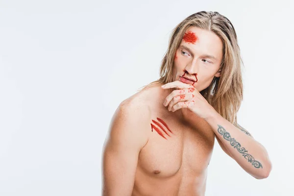 Hombre guapo desnudo con heridas sangrientas en la piel aislada en blanco - foto de stock