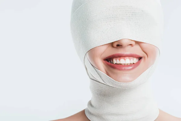 Close up de rosto de mulher com ligaduras brancas e sorriso isolado no branco — Fotografia de Stock