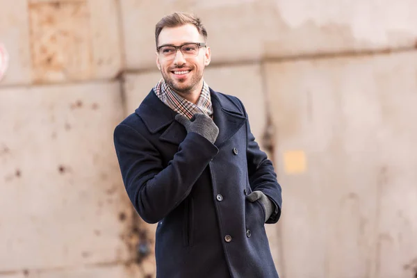 Bell'uomo in piedi vicino alla parete in metallo rustico — Foto stock