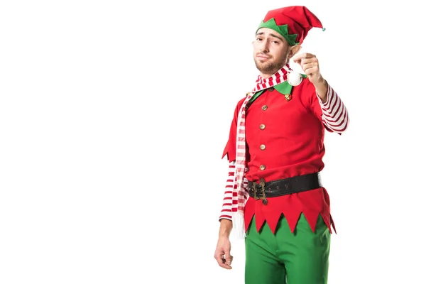 Чоловік у різдвяному ельфійському костюмі тримає ваду і дивиться на камеру ізольовано на білому тлі — стокове фото