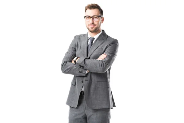Adulto hombre de negocios en traje con los brazos cruzados aislado en blanco — Stock Photo
