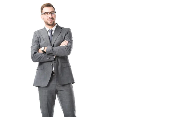 Усміхнений дорослий бізнесмен в окулярах з перехрещеними руками ізольований на білому — стокове фото
