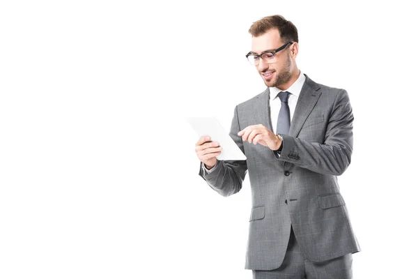 Homem de negócios em terno e óculos usando tablet digital isolado em branco — Fotografia de Stock