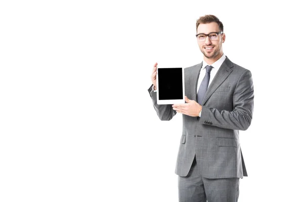 Erwachsene lächelnde Geschäftsmann hält digitale Tablette mit leerem Bildschirm isoliert auf weiß — Stockfoto