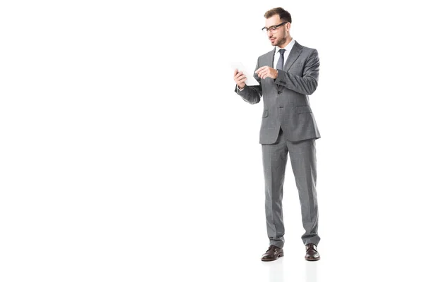 Homme d'affaires en costume et lunettes à l'aide d'une tablette numérique isolé sur blanc — Photo de stock
