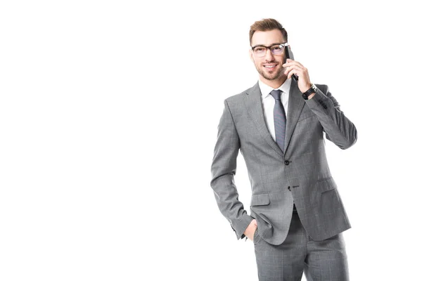 Adulto sonriente hombre de negocios hablando en el teléfono inteligente aislado en blanco - foto de stock