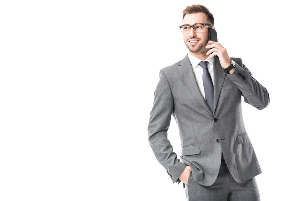 Adulto sonriente hombre de negocios hablando en el teléfono inteligente aislado en blanco - foto de stock