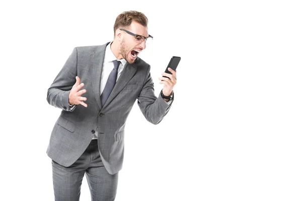 Homme d'affaires adulte en colère criant sur smartphone isolé sur blanc — Photo de stock
