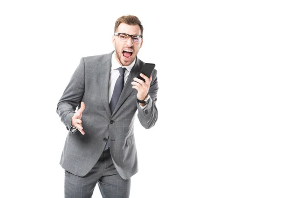 Homem de negócios adulto irritado gritando no smartphone e olhando para a câmera isolada no branco — Fotografia de Stock