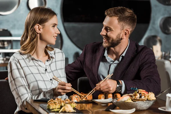 Feliz casal bonito amorosamente olhando um para o outro enquanto janta no restaurante — Fotografia de Stock