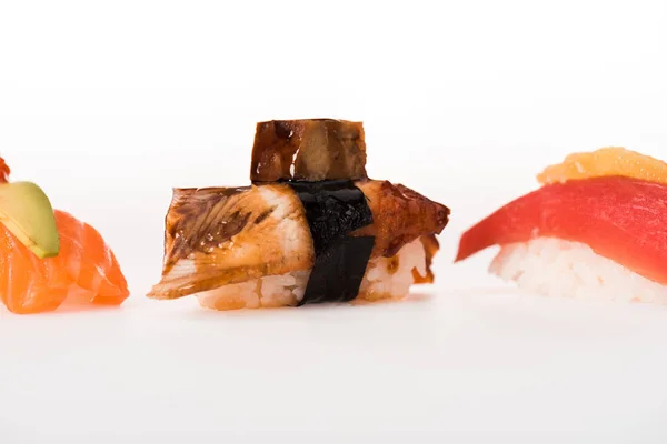 Sabroso nigiri sushi aislado en blanco - foto de stock