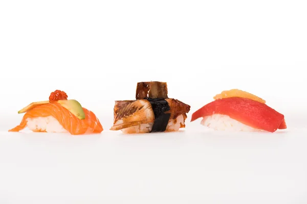 Tres nigiri sushi aislados en blanco - foto de stock