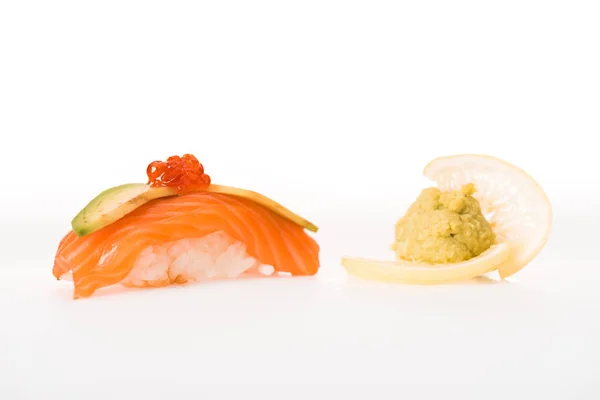Вкусные суши нагири с лосося, икры, авокадо и лимона изолированы на белом — стоковое фото