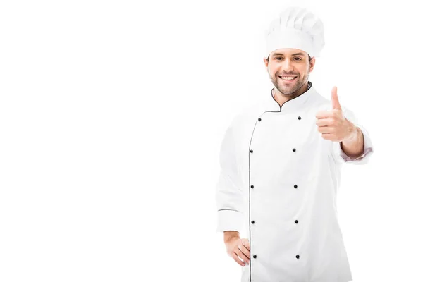 Glücklicher junger Koch zeigt Daumen hoch und blickt isoliert auf weiße Kamera — Stockfoto