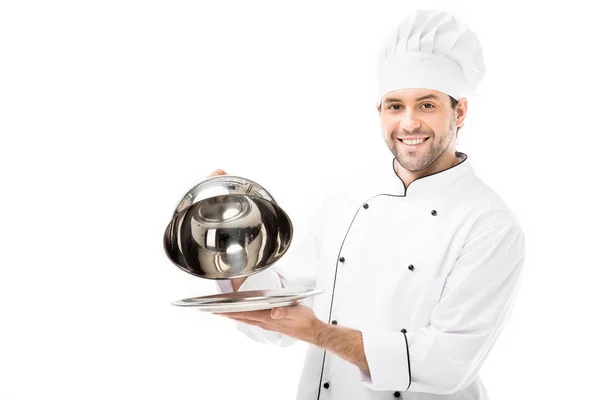 Chef sorrindo tomar de cúpula servindo de prato isolado em branco — Fotografia de Stock