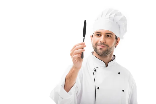 Jeune chef souriant tenant couteau isolé sur blanc — Photo de stock