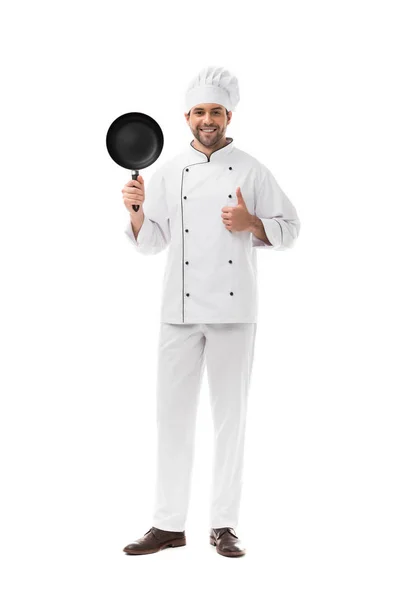 Glücklicher junger Koch mit Bratpfanne, der den Daumen vereinzelt auf Weiß zeigt — Stockfoto