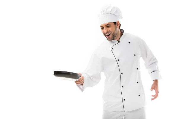 Cocinero joven feliz con sartén aislada en blanco - foto de stock