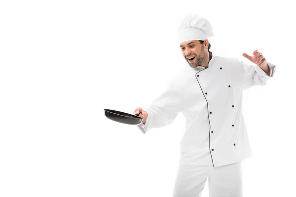 Souriant jeune chef cuisinier avec poêle isolée sur blanc — Photo de stock