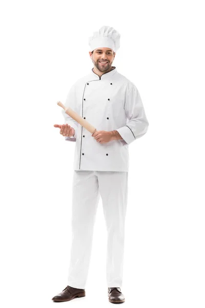 Guapo joven chef sosteniendo rodillo aislado en blanco - foto de stock