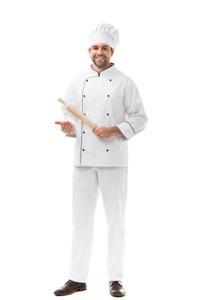 Beau jeune chef tenant rouleau à pâtisserie et regardant la caméra isolée sur blanc — Photo de stock