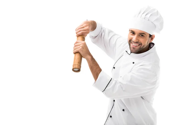 Feliz joven chef con molino de pimiento de bambú aislado en blanco - foto de stock