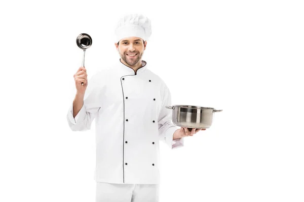 Jovem chef feliz com panela de cozinha e concha isolada em branco — Fotografia de Stock