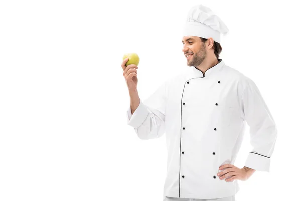 Усміхнений чоловічий шеф-кухар тримає свіже яблуко ізольовано на білому — стокове фото
