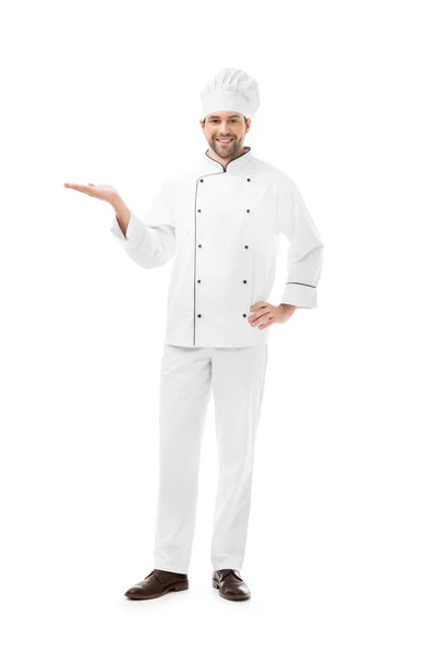 Ganzkörperansicht des jungen Kochs, der Kopierraum zeigt und isoliert auf Weiß in die Kamera lächelt — Stockfoto