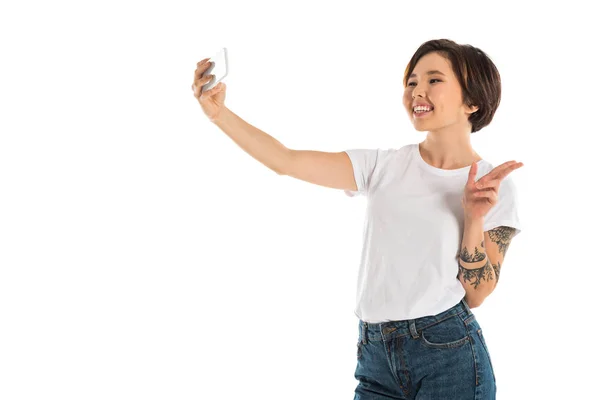 Glückliche junge Frau macht Selfie auf Smartphone — Stockfoto