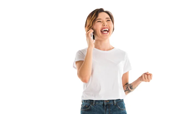 Riendo joven mujer hablando en teléfono inteligente aislado en blanco - foto de stock