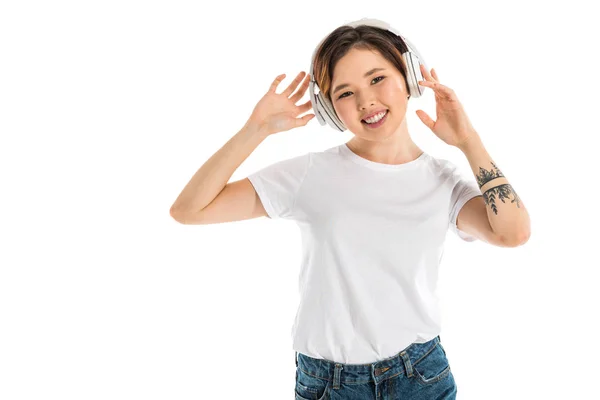 Bela jovem mulher usando fones de ouvido e ouvir música isolada no branco — Fotografia de Stock