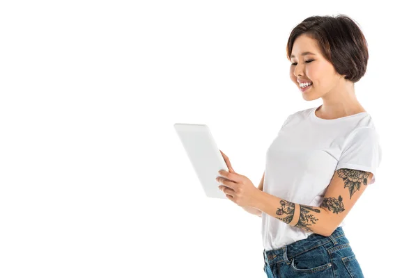 Atractiva mujer joven sonriente utilizando tableta digital aislada en blanco - foto de stock