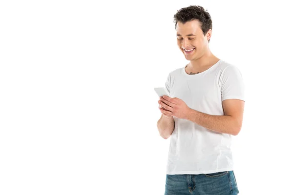 Bello uomo sorridente utilizzando smartphone isolato su bianco — Foto stock