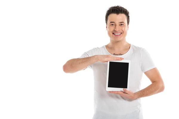 Guapo hombre sosteniendo tableta digital con pantalla en blanco aislado en blanco - foto de stock