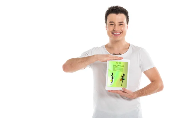 Schöner Mann mit digitalem Tablet mit Shopping-App auf dem Bildschirm isoliert auf weiß — Stockfoto