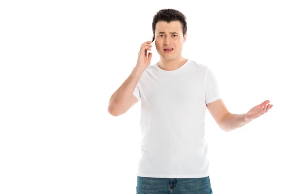 Verwirrter gutaussehender Mann spricht auf Smartphone isoliert auf Weiß — Stockfoto
