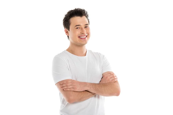 Portrait d'un bel homme souriant aux bras croisés regardant une caméra isolée sur du blanc — Photo de stock