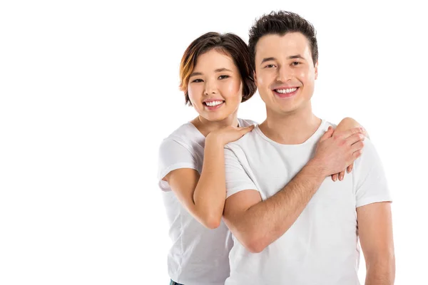 Retrato sonriente de pareja amorosa joven abrazando y mirando a la cámara aislada en blanco - foto de stock