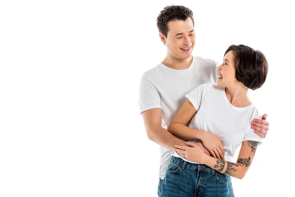 Sorridente coppia che si abbraccia e si guarda isolato sul bianco — Foto stock