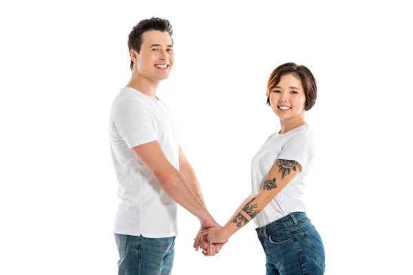 Couple joyeux tenant la main et regardant la caméra isolée sur blanc — Photo de stock