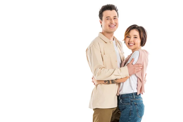 Casal amoroso sorrindo, abraçando e olhando para a câmera isolada no branco — Fotografia de Stock