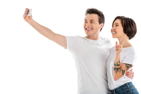 Casal alegre tomando selfie no smartphone isolado no branco — Fotografia de Stock