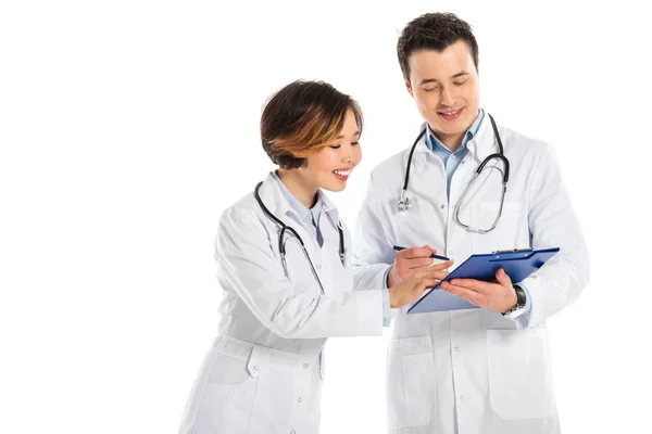 Sonrientes médicos femeninos y masculinos discutiendo el diagnóstico aislado en blanco - foto de stock