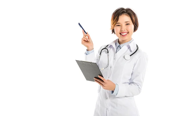 Sonriente doctora sosteniendo diagnóstico y pluma aislada en blanco - foto de stock