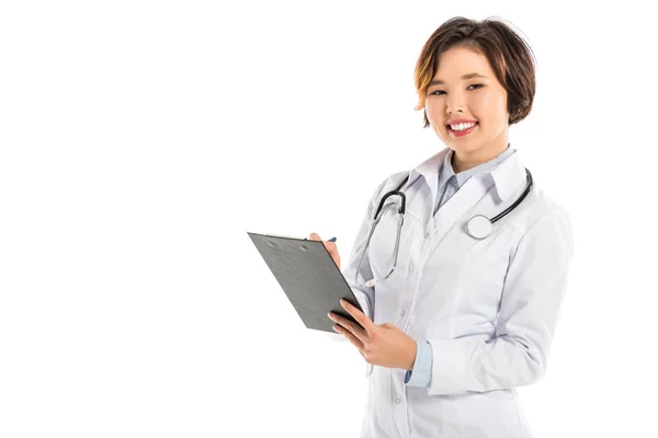 Atractiva doctora sosteniendo el diagnóstico y mirando a la cámara aislada en blanco - foto de stock