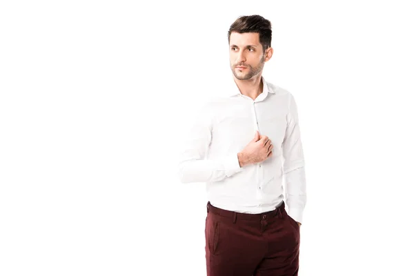 Schöner junger erwachsener Mann in weißem Hemd, der isoliert auf weißem Grund wegschaut — Stockfoto
